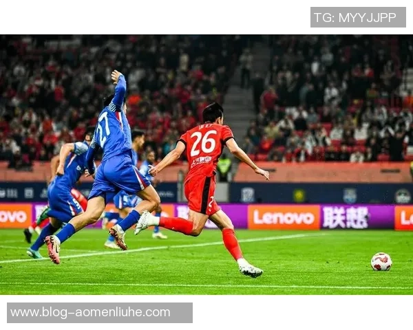 上港与申花激战正酣争夺胜利的关键时刻即将来临